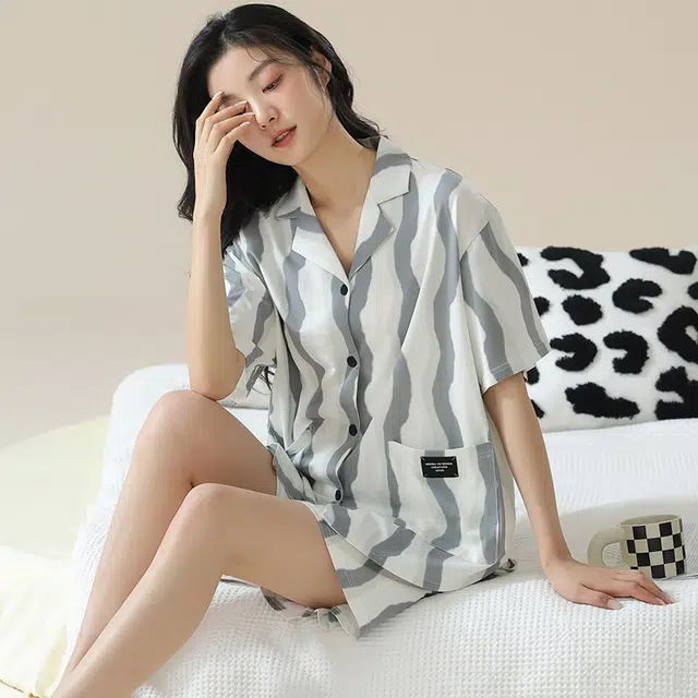 俏佳人 纯色基础柔软亲肤条纹休闲开衫慵懒宽松短袖短裤家居服睡衣套装 女款