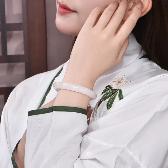 翡翠王朝 【一物一证】樱花粉冰透 逃之夭夭 轻奢设计款 少女粉佩戴款 马达加斯加高冰透亮 母亲 女神专属款  水晶 手镯 女款