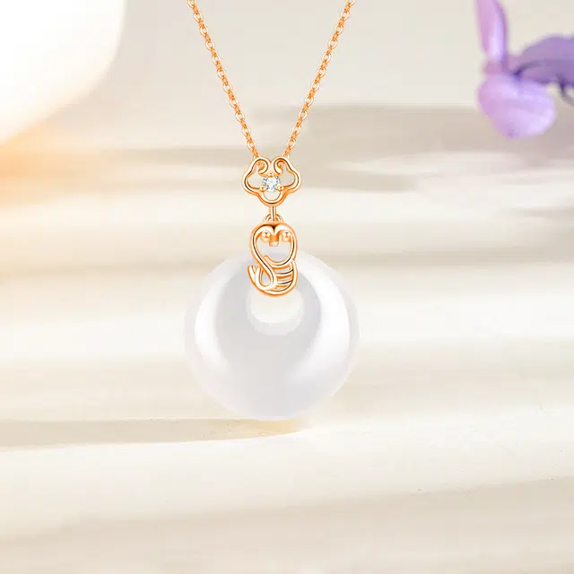 翡翠王朝 蛇宝宝平安扣 新中式锁骨链 小众轻奢设计 国潮古风本命年生肖蛇 女友纪念日 玉髓 玉石项链 女款