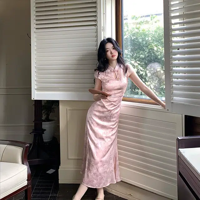 花蔓色 美式舒适休闲通勤百搭舒适休闲通勤百搭短国风立领提花锻面直角肩新中式长款短袖连衣裙款式 女款