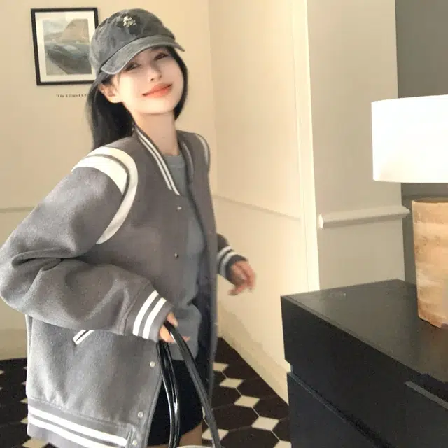 花蔓色 美式设计感拼接撞色韩版简约舒适通勤宽松纯色短款高级感休闲百搭复古减龄学院风棒球服 女款 灰色