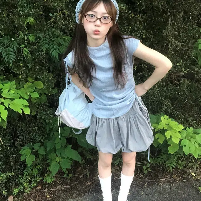 依钗 韩系半高领显瘦修身气质优雅时尚设计感小众蓝色条纹抽绳绑带衬衫无袖上衣高腰休闲宽松花苞短裙裙装套装 女款