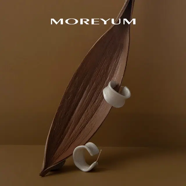 925