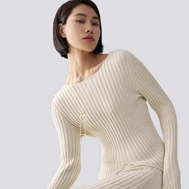 925