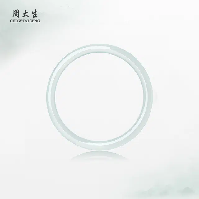 周大生 白月光古香古色小众素玉素圈镯子 新中式显白显手细水润镯古典气质 清冷宫廷风旗袍礼服氛围感 好运 玉髓 手镯 女款