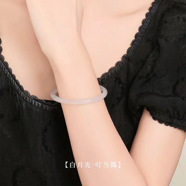 周大生 白月光古香古色小众素玉素圈镯子 新中式显白显手细水润镯古典气质 清冷宫廷风旗袍礼服氛围感 好运 玉髓 手镯 女款