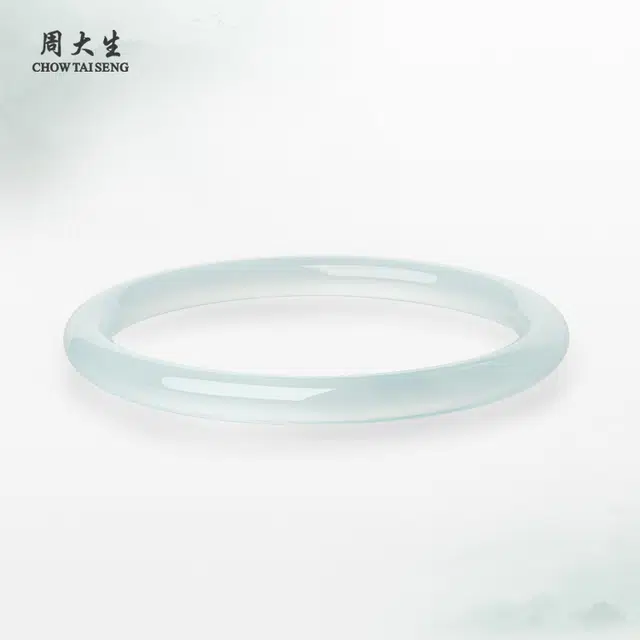 周大生 白月光古香古色小众素玉素圈镯子 新中式显白显手细水润镯古典气质 清冷宫廷风旗袍礼服氛围感 好运 玉髓 手镯 女款