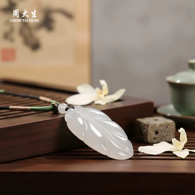 周大生 【玉叶添荣】简约大气叶子 质感高级新中式轻奢高品质精致时尚百搭颈链 好运天然 玉髓 项链 男女同款情侣款