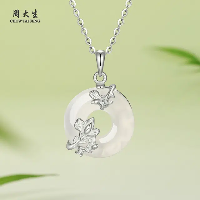 周大生 森系小清新玉兰花朵锁骨链小众精致时尚百搭清透温柔平安扣 好运天然 玉髓 项链 女款