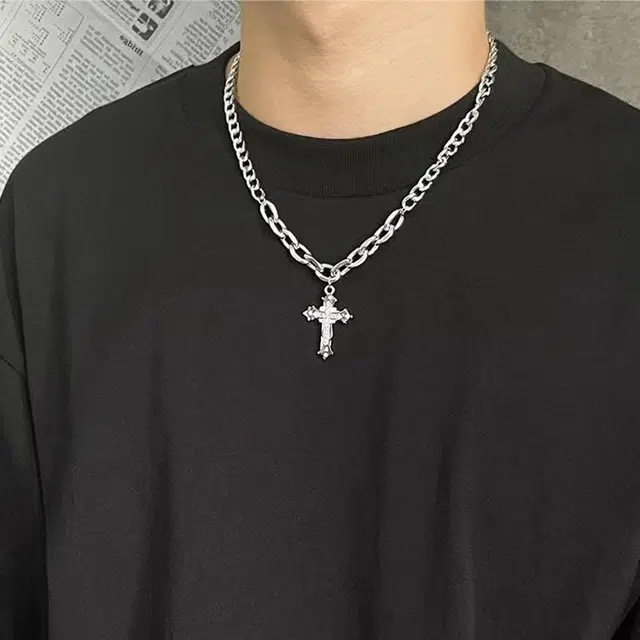 银色饰界 潮流嘻哈朋克风古巴十字架项链 个性小众设计 简约通勤 轻奢镶钻 可调节大小 兄弟款 钛钢材质饰品 项链 男款