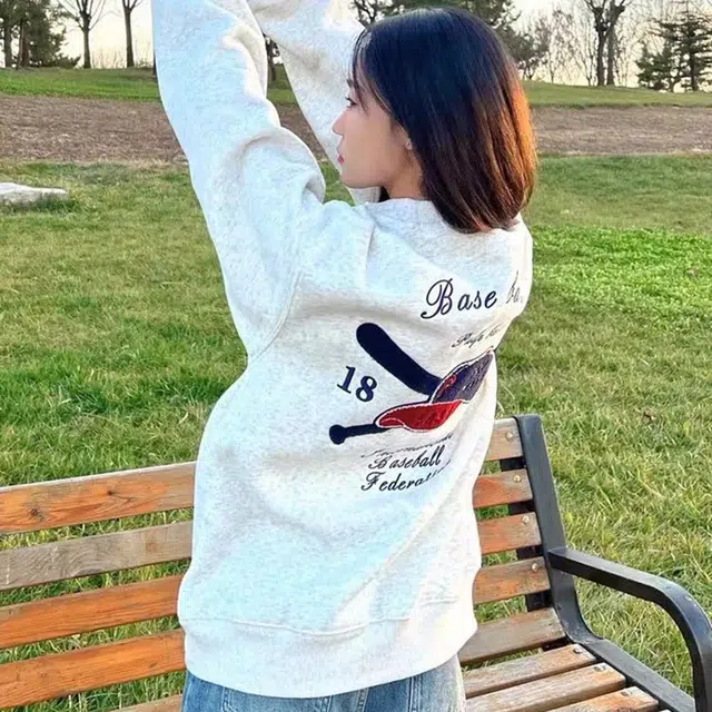 识恩 炸街贴牌套头圆领宽松时尚字母黑标美式复古卫衣 女款