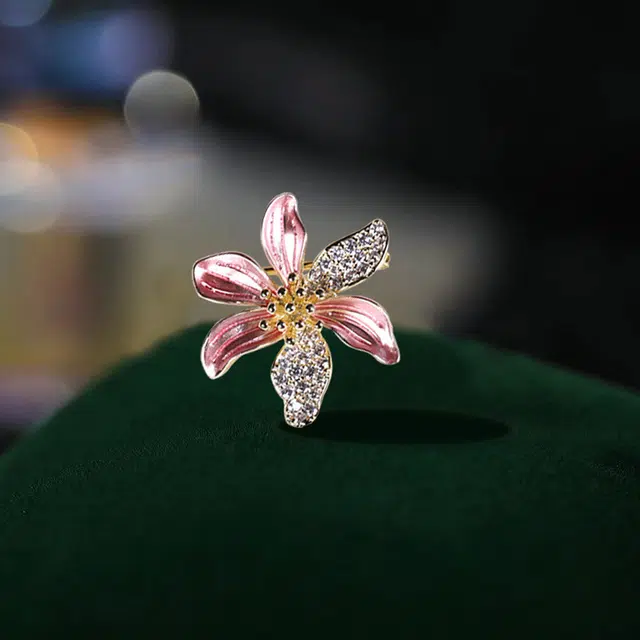 山一丸 小众胸花轻奢锆石固定衣服气质别针花朵百合花 环保铜 胸针 女款