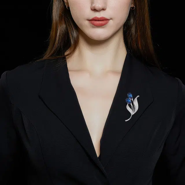 山一丸 衣饰秋冬别针扣蓝色水晶锆石郁金香花朵防走光 铜 胸针 女款