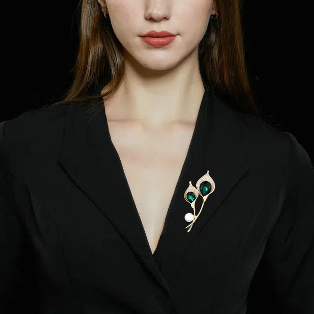 山一丸 超闪马蹄莲花朵 铜 胸针 女款