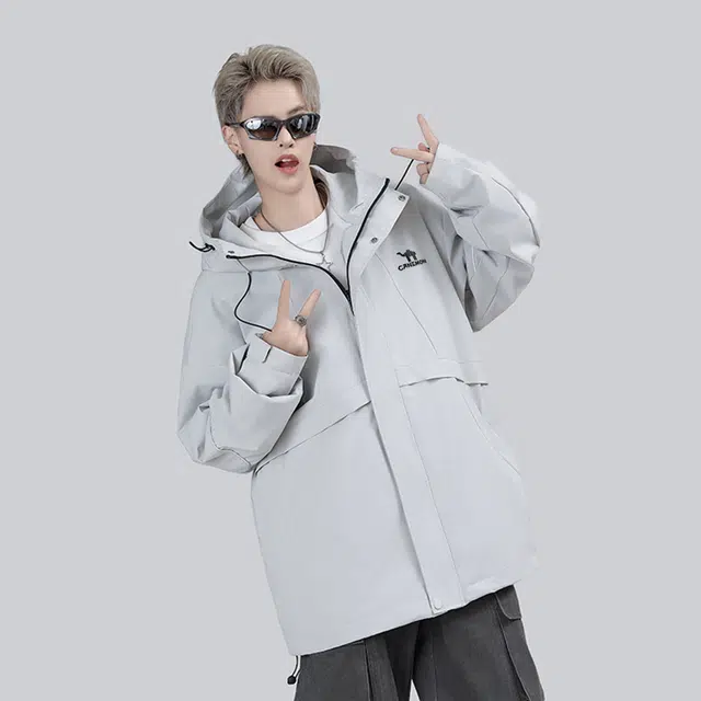 领航骆驼 学院风简约品牌山脉宽松休闲百搭舒适亲肤防风防水多口袋设计线条层次高级感连帽长袖   夹克 男女同款