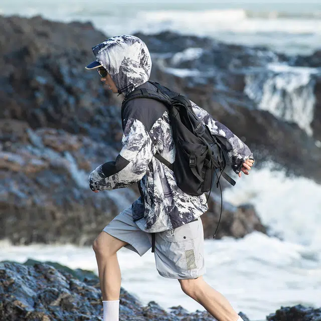 领航骆驼 迷彩情侣户外登山徒步防紫外线百搭潮流防晒服 男女同款