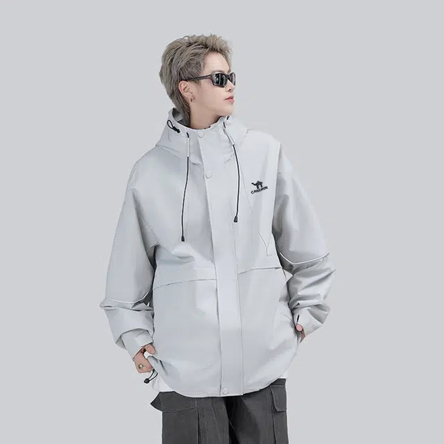 领航骆驼 学院风简约品牌山脉宽松休闲百搭舒适亲肤防风防水多口袋设计线条层次高级感连帽长袖   夹克 男女同款