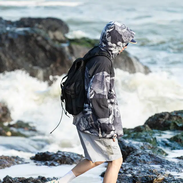 领航骆驼 迷彩情侣户外登山徒步防紫外线百搭潮流防晒服 男女同款