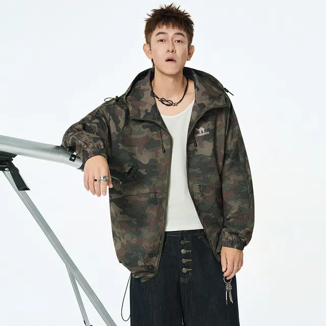 领航骆驼 美式复古高街潮流迷彩字母印花时尚休闲百搭军事风宽松连帽通勤户外    夹克 男女同款