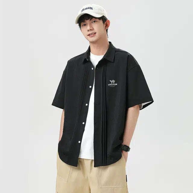 领航骆驼 夏季通勤纯色翻领宽松拼接立体解构褶皱薄款透气耐磨基础款高级感纽扣肌理小众设计开衫日常短袖  衬衫  男女同款