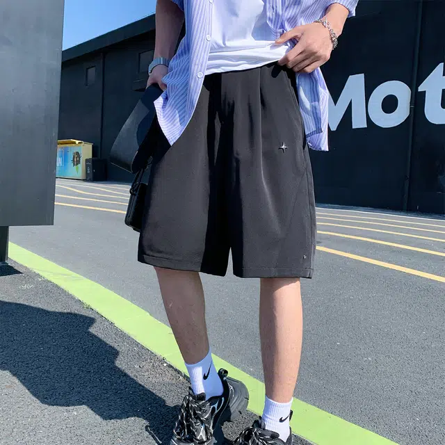 领航骆驼  美式高街潮牌纯色简约五角星柳钉小众设计感无性别主义户外通勤宽松舒适百搭五分直筒休闲   短裤 男女同款