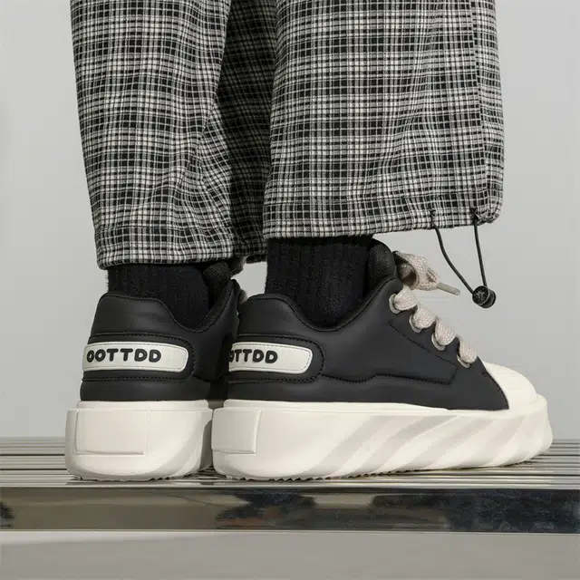 年走索 超纤皮 时尚百搭休闲厚底 低帮 板鞋 男女同款 黑色