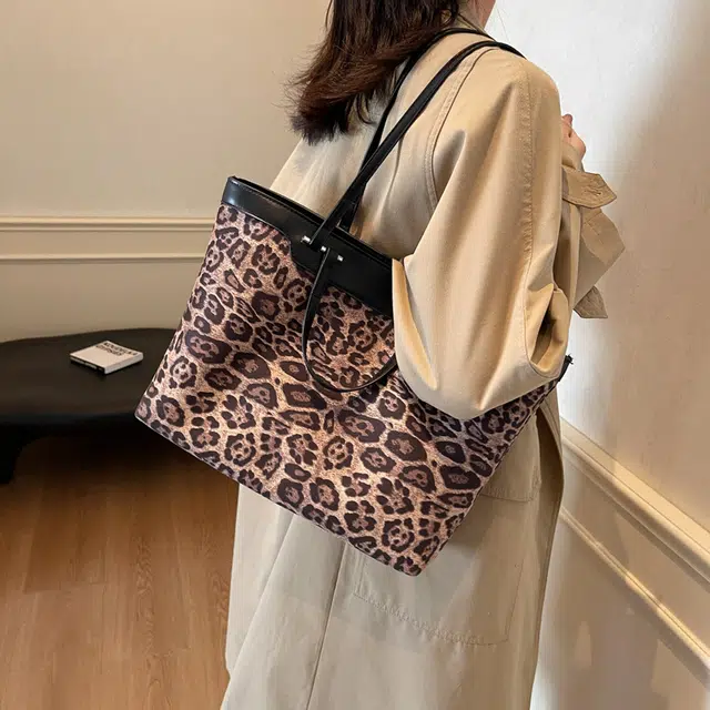 WORM'S HOME Tote