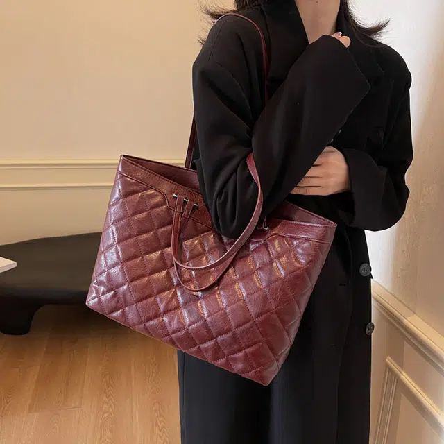 WORM'S HOME Tote