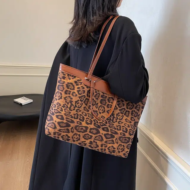 WORM'S HOME Tote
