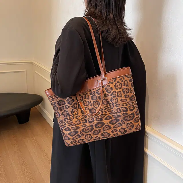 WORM'S HOME Tote