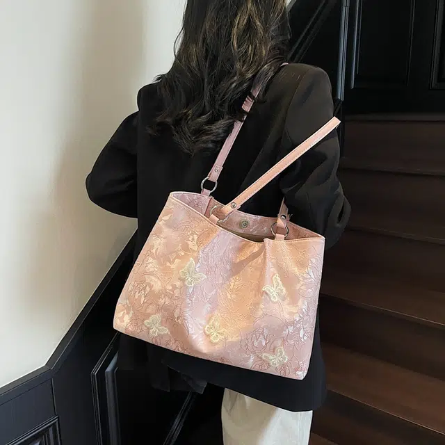 WORM'S HOME Tote