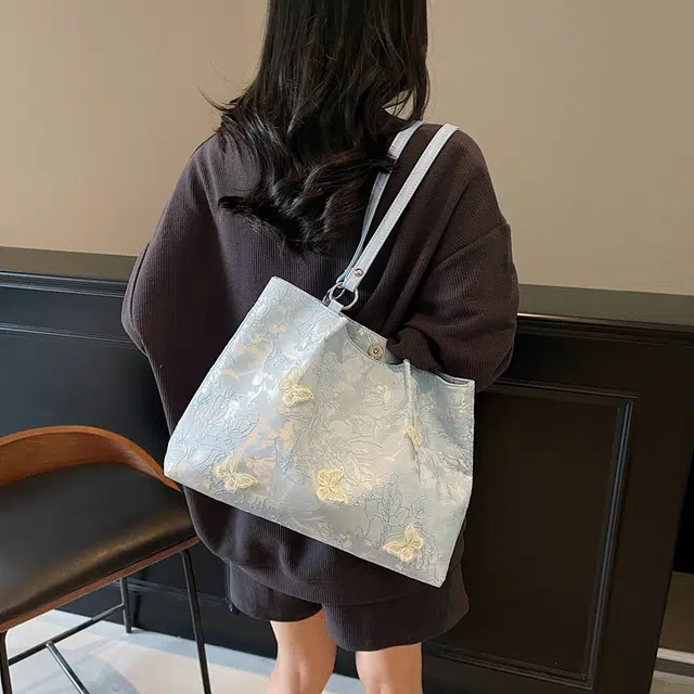 WORM'S HOME Tote