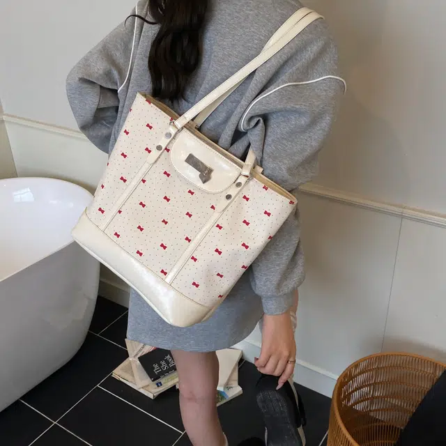 WORM'S HOME PU Tote
