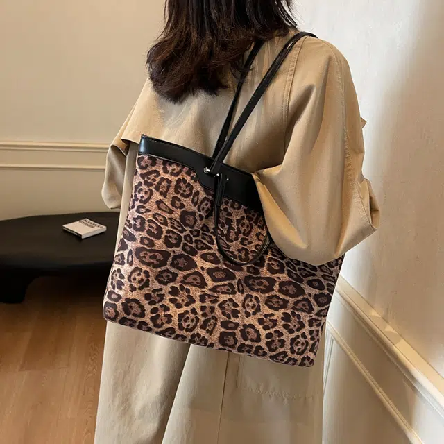 WORM'S HOME Tote