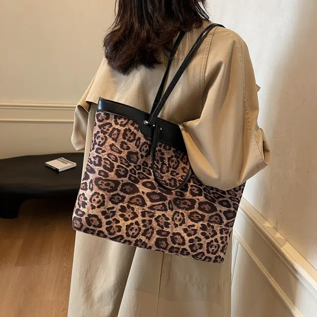WORM'S HOME Tote