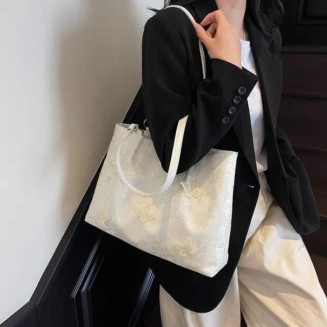 WORM'S HOME Tote