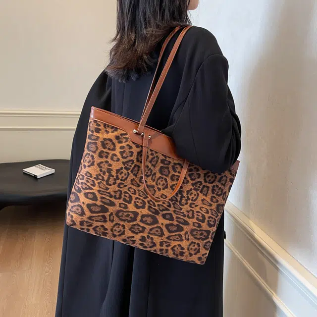 WORM'S HOME Tote