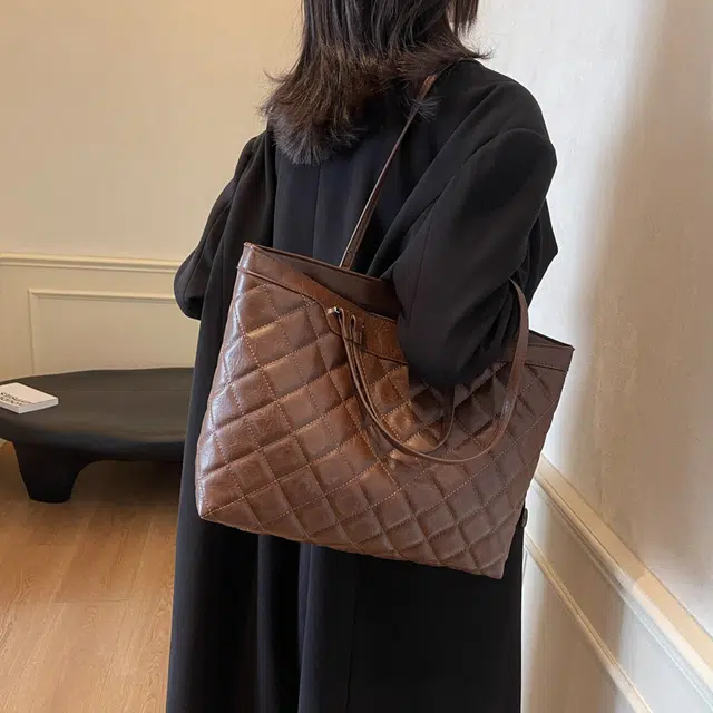 WORM'S HOME Tote