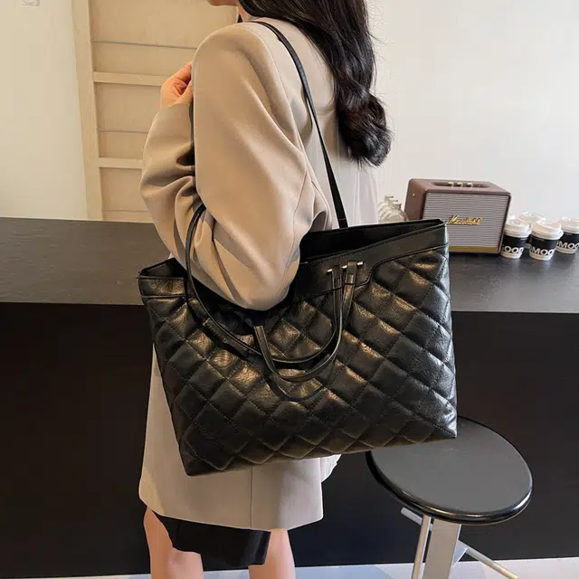 WORM'S HOME Tote