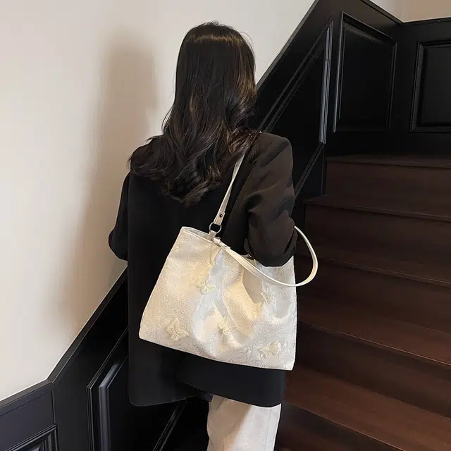 WORM'S HOME Tote