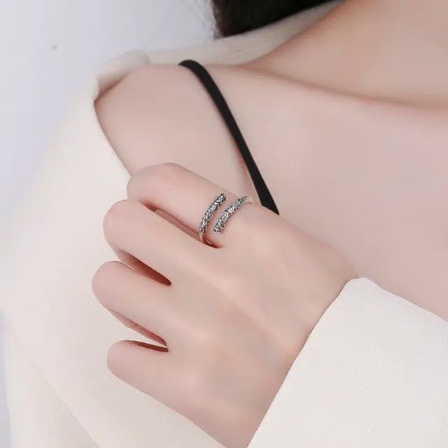 925