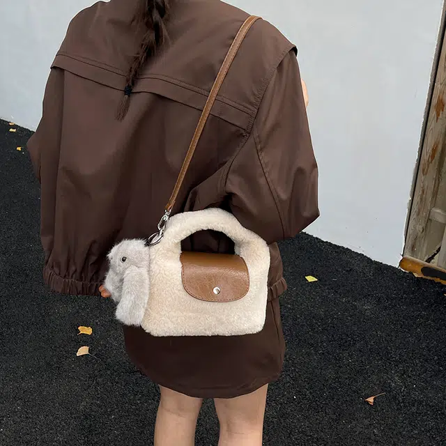 伊曼家 高颜值拼接毛绒流行时尚单肩斜挎包 毛毛 手提包 常规 女款 白色/黑色/杏色/咖色/粉色