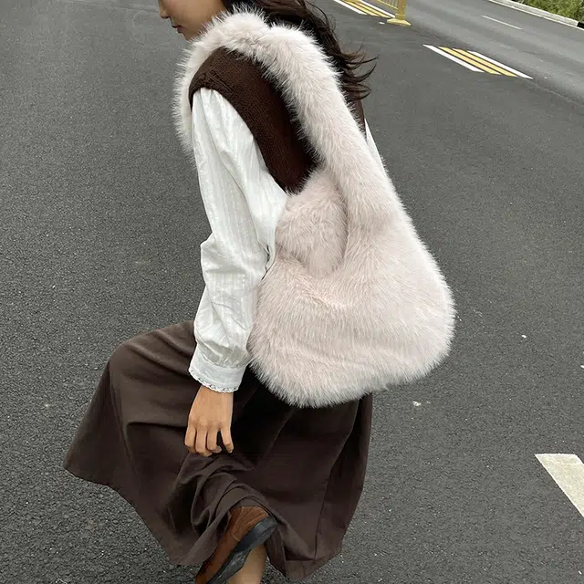 伊曼家 休闲百搭大容量毛绒绒简约斜挎包 毛毛 单肩包 常规 女款 多色