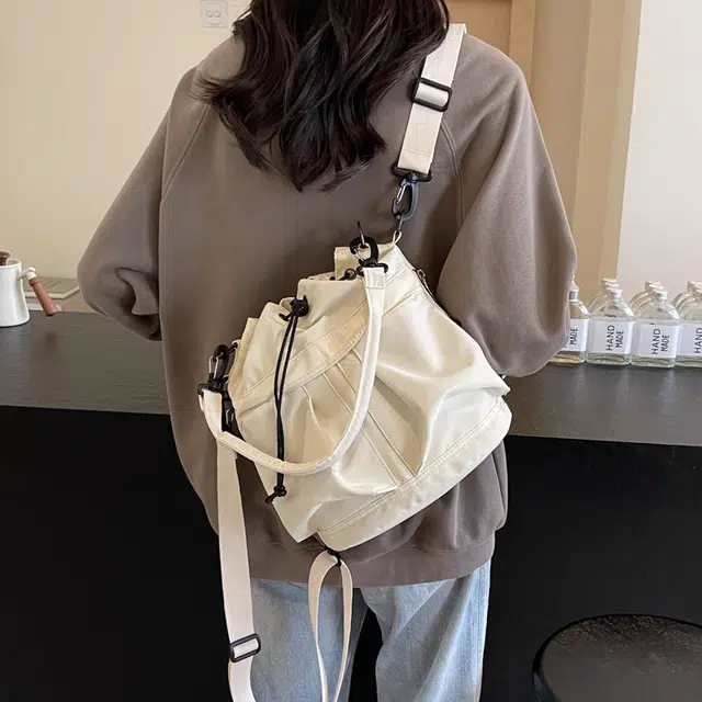 伊曼家 运动风潮流帅气简约时尚小众水桶轻便包包 帆布 帆布包单肩包 女款