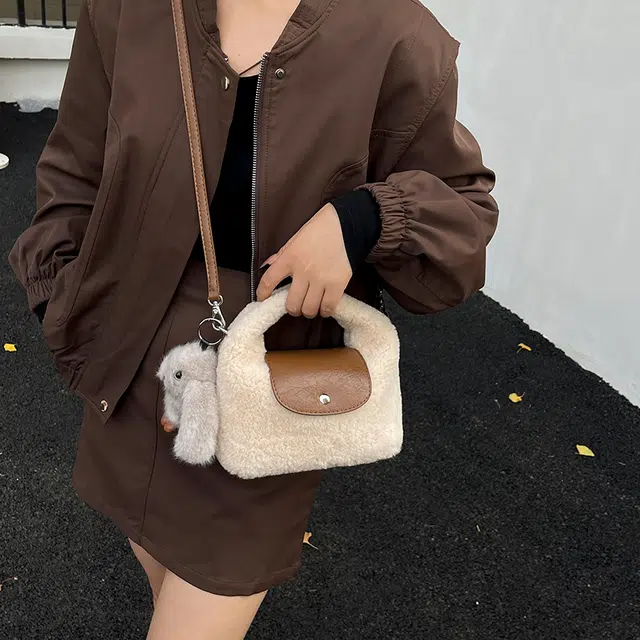 伊曼家 高颜值拼接毛绒流行时尚单肩斜挎包 毛毛 手提包 常规 女款 白色/黑色/杏色/咖色/粉色