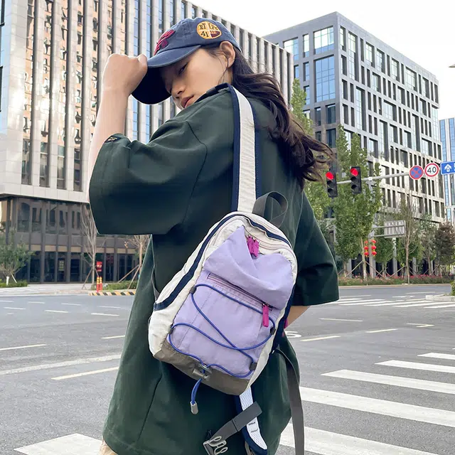 伊曼家 撞色登山包野餐复古书包轻便旅行包轻薄徒步背包女 尼龙布 双肩包 常规 男女同款情侣款 紫白色/绿色/紫黑色