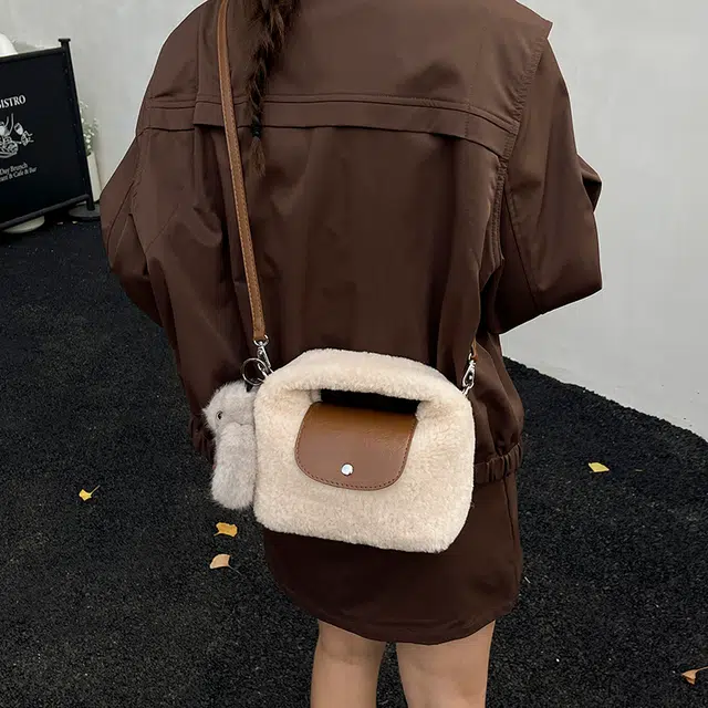 伊曼家 高颜值拼接毛绒流行时尚单肩斜挎包 毛毛 手提包 常规 女款 白色/黑色/杏色/咖色/粉色