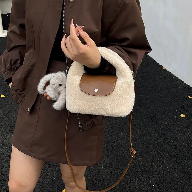 伊曼家 高颜值拼接毛绒流行时尚单肩斜挎包 毛毛 手提包 常规 女款 白色/黑色/杏色/咖色/粉色