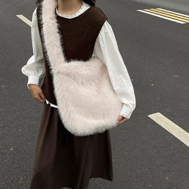 伊曼家 休闲百搭大容量毛绒绒简约斜挎包 毛毛 单肩包 常规 女款 多色