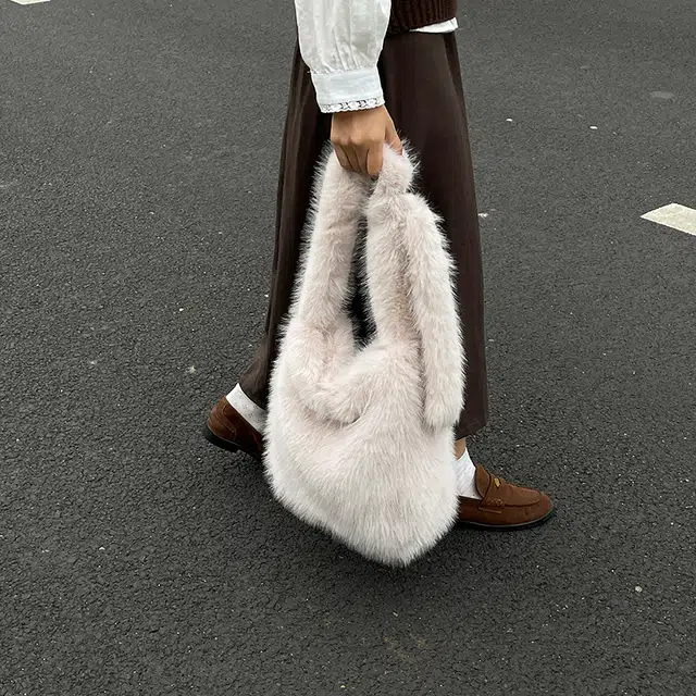 伊曼家 休闲百搭大容量毛绒绒简约斜挎包 毛毛 单肩包 常规 女款 多色